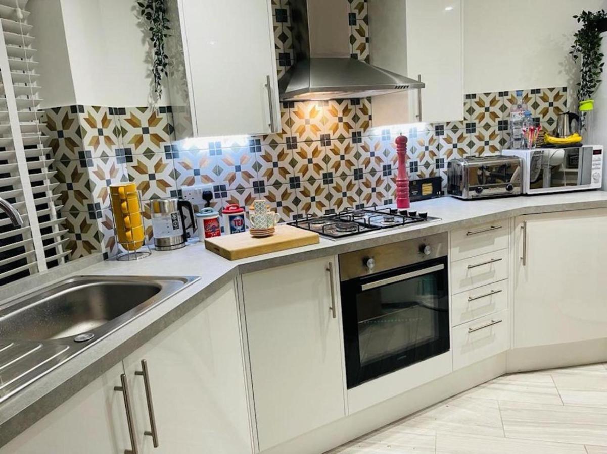 Апартаменти Bagshot Pennyhill Camberley Ascot Luxury 2 Beds 1 Bath Sleeps 4 Pets Ok Permit Parking Екстер'єр фото