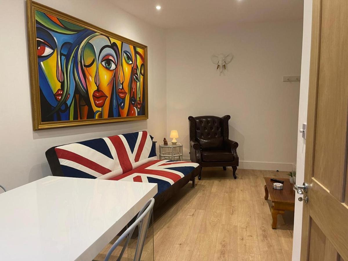 Апартаменти Bagshot Pennyhill Camberley Ascot Luxury 2 Beds 1 Bath Sleeps 4 Pets Ok Permit Parking Екстер'єр фото