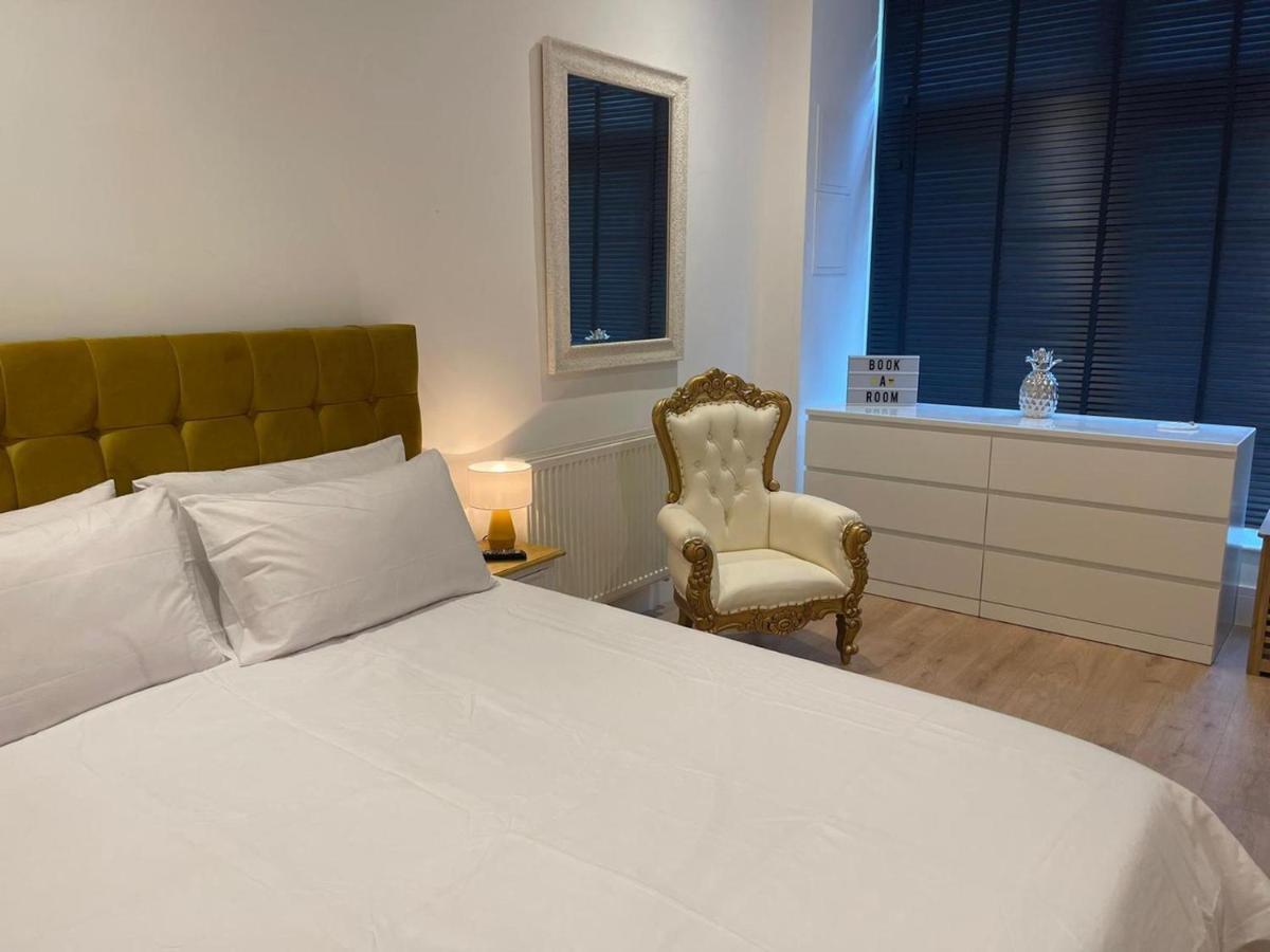 Апартаменти Bagshot Pennyhill Camberley Ascot Luxury 2 Beds 1 Bath Sleeps 4 Pets Ok Permit Parking Екстер'єр фото