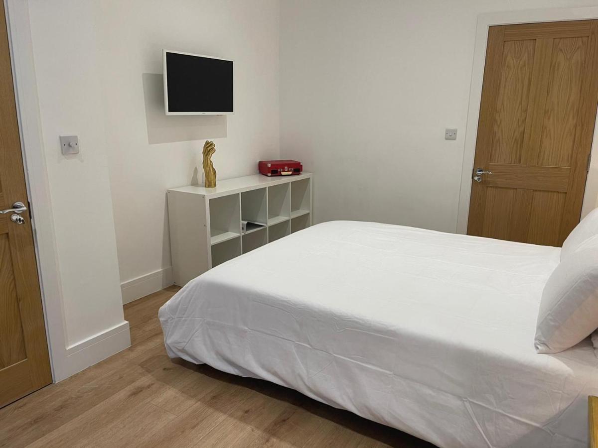 Апартаменти Bagshot Pennyhill Camberley Ascot Luxury 2 Beds 1 Bath Sleeps 4 Pets Ok Permit Parking Екстер'єр фото