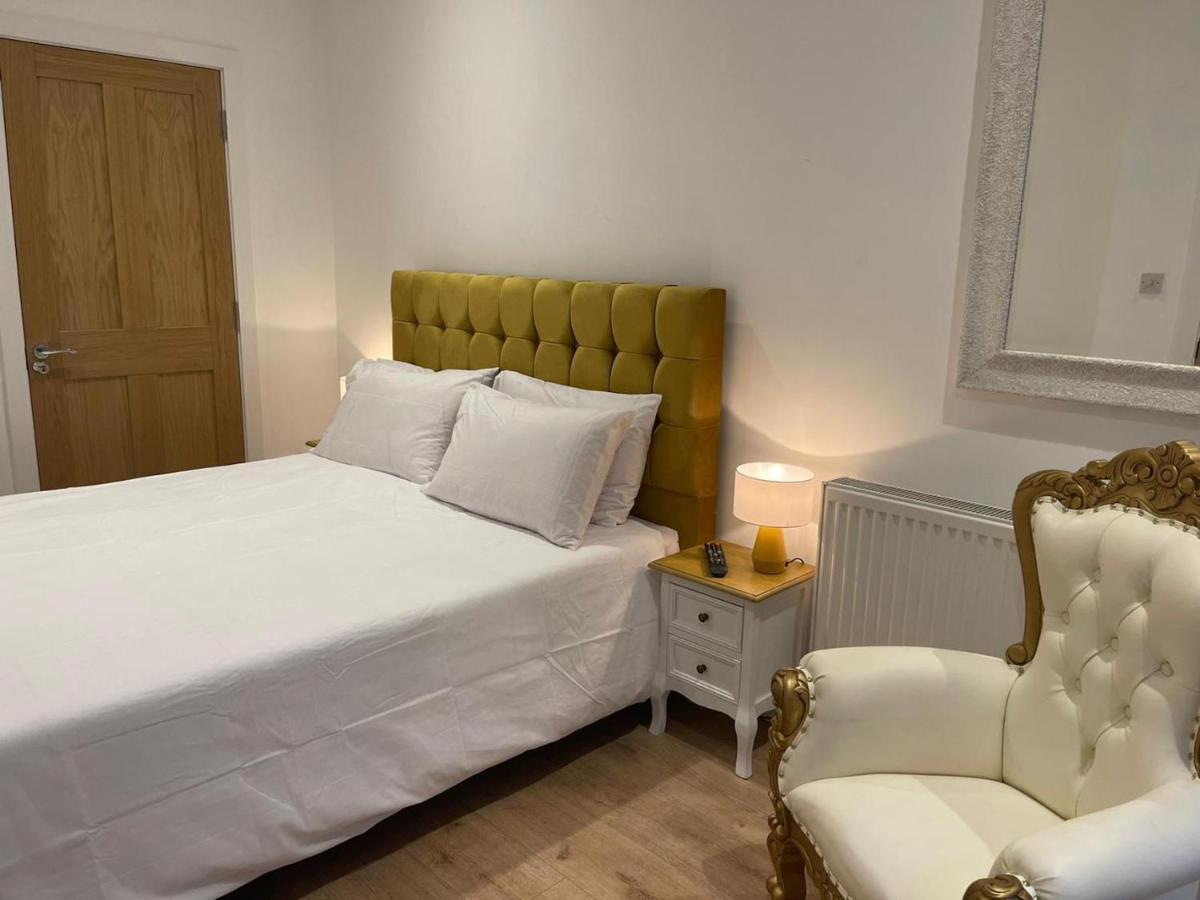 Апартаменти Bagshot Pennyhill Camberley Ascot Luxury 2 Beds 1 Bath Sleeps 4 Pets Ok Permit Parking Екстер'єр фото