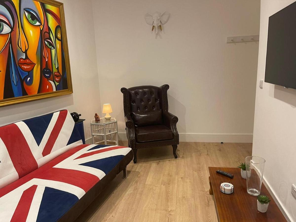 Апартаменти Bagshot Pennyhill Camberley Ascot Luxury 2 Beds 1 Bath Sleeps 4 Pets Ok Permit Parking Екстер'єр фото