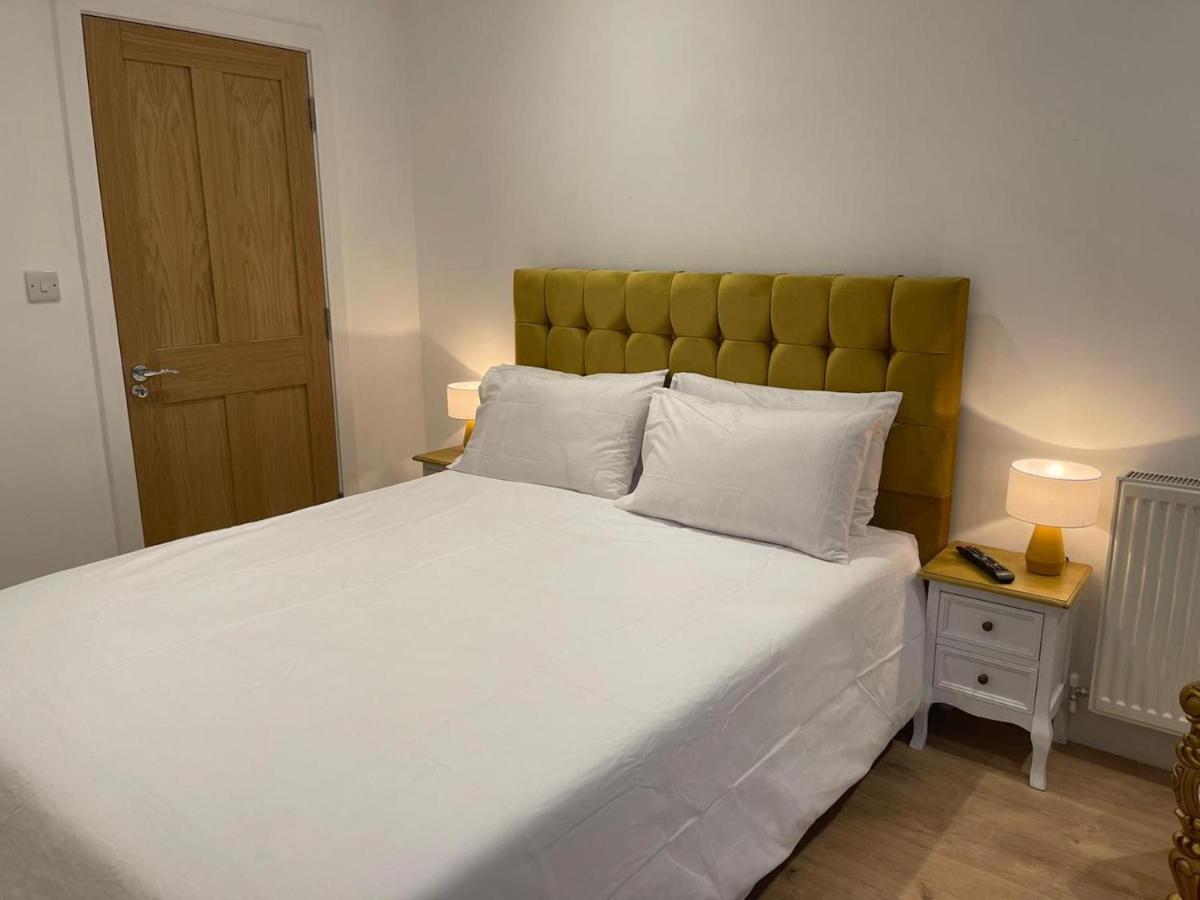 Апартаменти Bagshot Pennyhill Camberley Ascot Luxury 2 Beds 1 Bath Sleeps 4 Pets Ok Permit Parking Екстер'єр фото