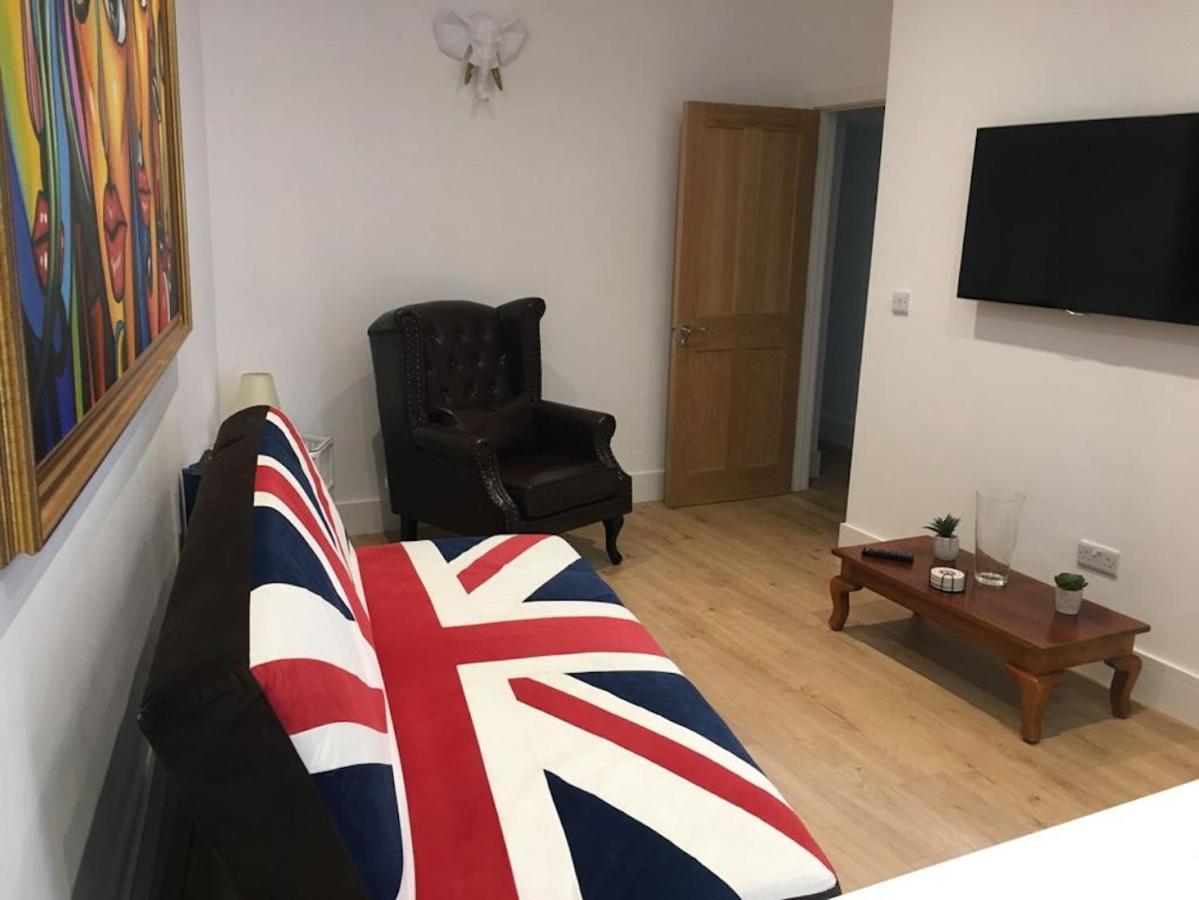 Апартаменти Bagshot Pennyhill Camberley Ascot Luxury 2 Beds 1 Bath Sleeps 4 Pets Ok Permit Parking Екстер'єр фото