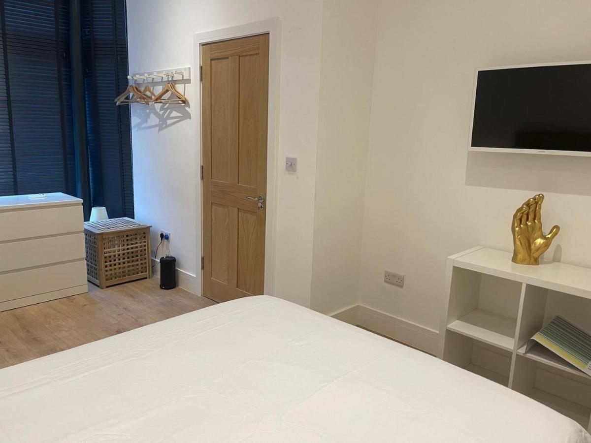 Апартаменти Bagshot Pennyhill Camberley Ascot Luxury 2 Beds 1 Bath Sleeps 4 Pets Ok Permit Parking Екстер'єр фото